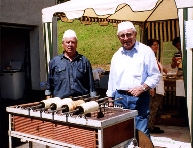 Beim Grillen der Baumstämme