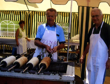 Beim Grillen der Baumstämme