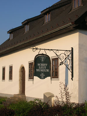 Außenansicht des Schiffleutmuseums Stadl Paura